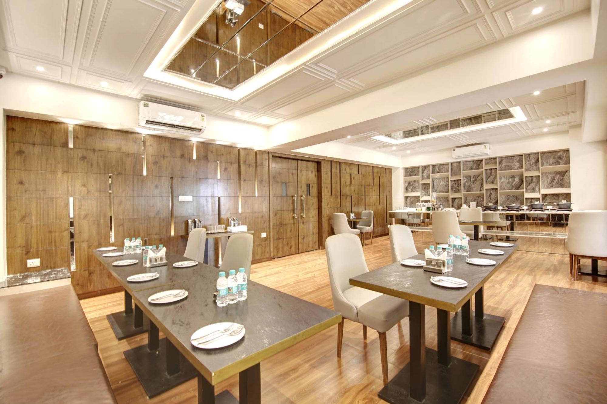 Marks Hotel & Banquet ノイダ エクステリア 写真