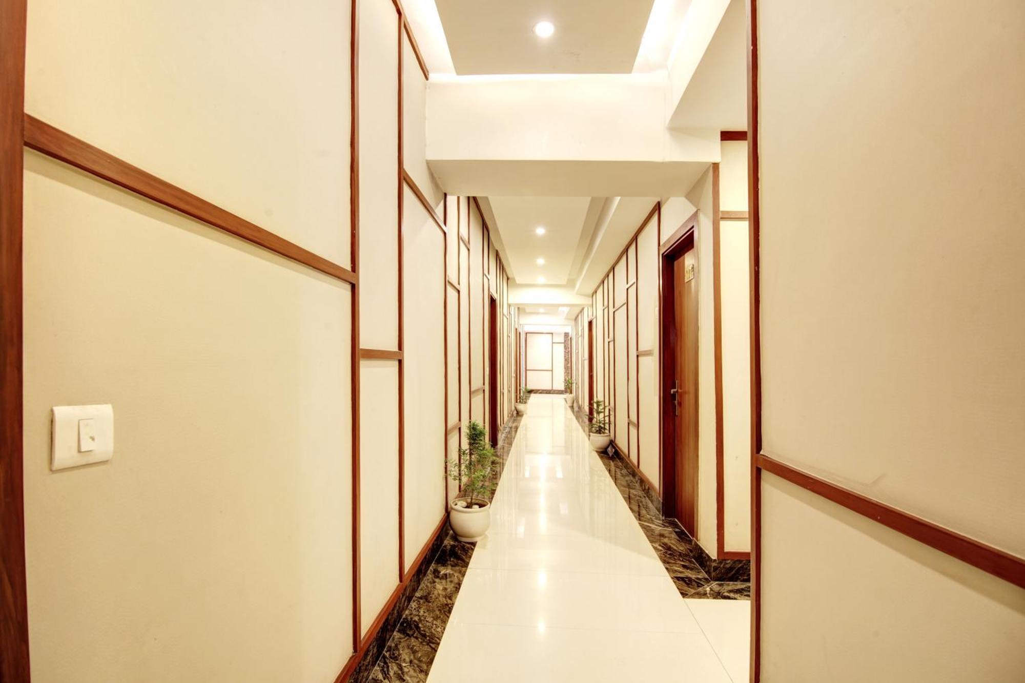 Marks Hotel & Banquet ノイダ エクステリア 写真