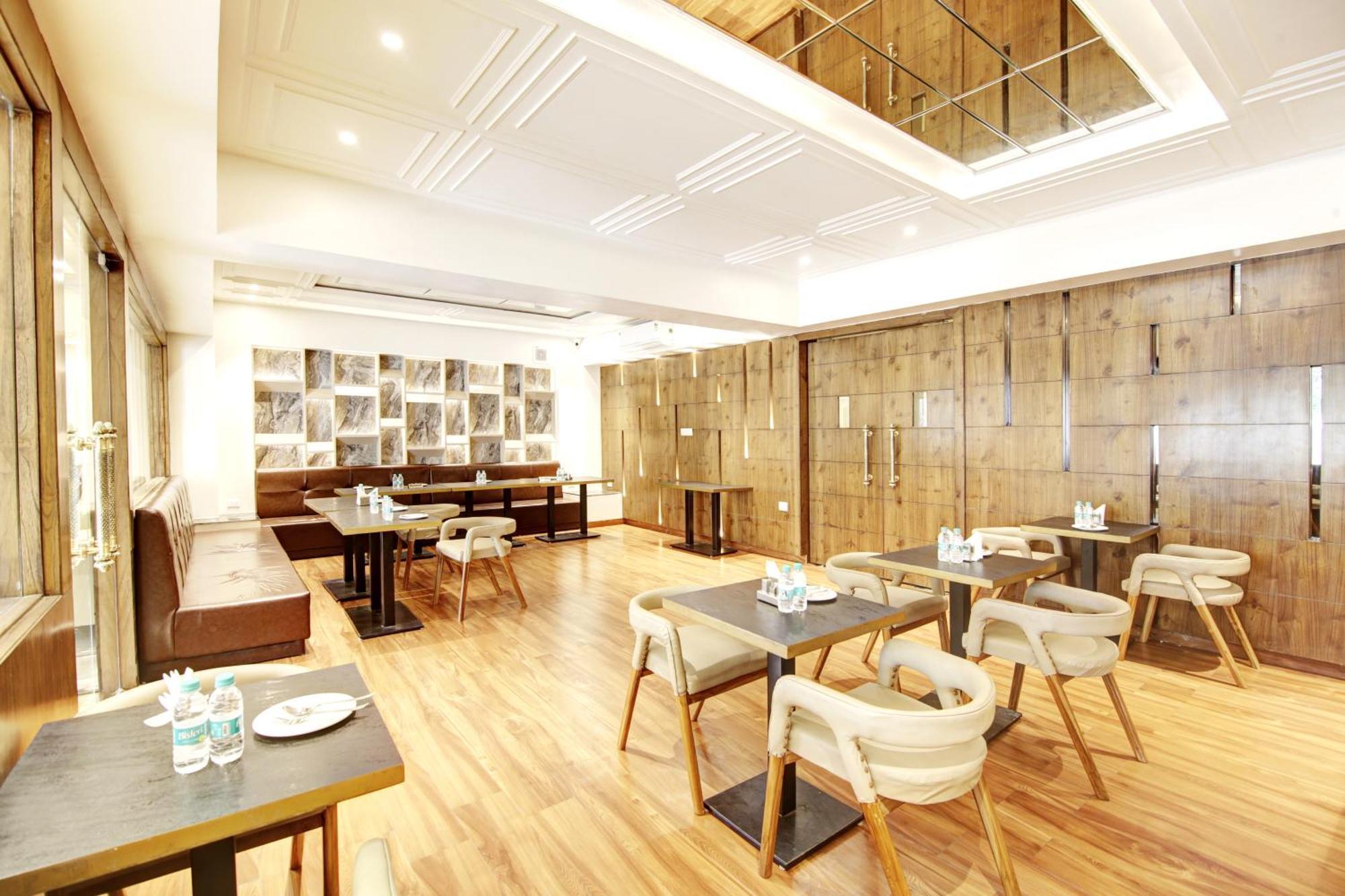 Marks Hotel & Banquet ノイダ エクステリア 写真